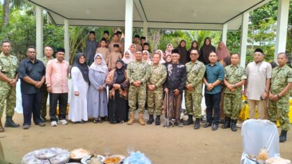 Danrem 011/Lilawangsa Brigjen TNI Ali Imran bersama Disdukcapil Aceh Utara menyerahkan 50 akta kelahiran gratis kepada anak yatim di Yayasan Miftahul Jannah, Dewantara, Aceh Utara.