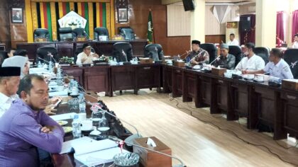 DPRK Kota Lhokseumawe menggelar Rapat Pansus (panitia khusus) bersama Baitul Mal Kota (BMK) Lhokseumawe di Ruang Rapat Paripurna DPRK Lhokseumawe, Rabu (15/7/2026). Foto: Dok Ist