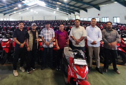 Kepala Dinas Syariat Islam Aceh Utara meninjau motor operasional untuk 852 imum gampong sebelum proses penyaluran di Aceh Utara.