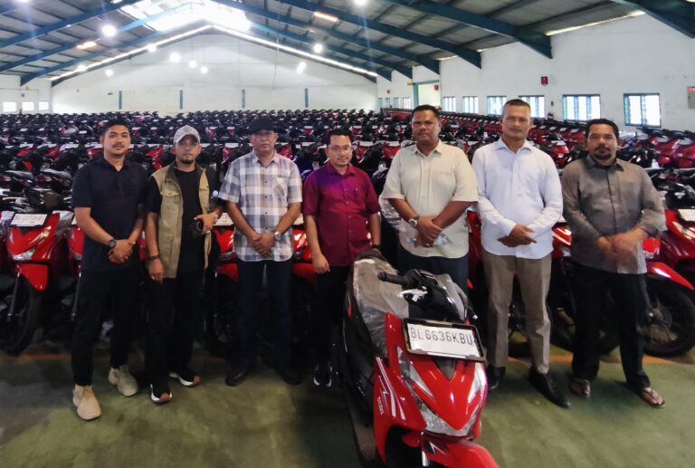 Kepala Dinas Syariat Islam Aceh Utara meninjau motor operasional untuk 852 imum gampong sebelum proses penyaluran di Aceh Utara.