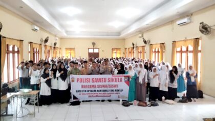 Edukasi dan sosialisasi bahaya narkoba kepada sekitar 200 siswa baru SMK Negeri 2 Lhokseumawe dalam rangka MPLS berlangsung di Aula SMK Negeri 2 Lhokseumawe, Rabu (15/7/2026). Foto: Dok Humas Polsek Banda Sakti