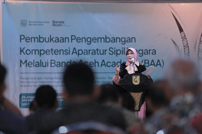 Wali Kota Banda Aceh Illiza Sa’aduddin Djamal membuka Banda Aceh Academy yang diikuti 300 ASN dan 99 kepala sekolah di Balai Kota Banda Aceh, Kamis 16 Juli 2026