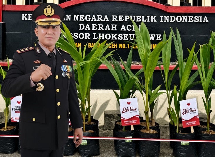 Kapolres Lhokseumawe AKBP Dr. Ahzan memperlihatkan bibit pohon pengganti papan bunga dalam peringatan Hari Bhayangkara ke-80 di Mapolres Lhokseumawe sebagai bagian dari gerakan Go Green