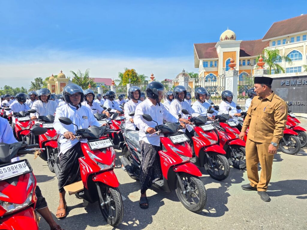 Kepala Dinas Syariat Islam Aceh Utara, Hadaini, meninjau imum gampong penerima motor dinas di Lhoksukon