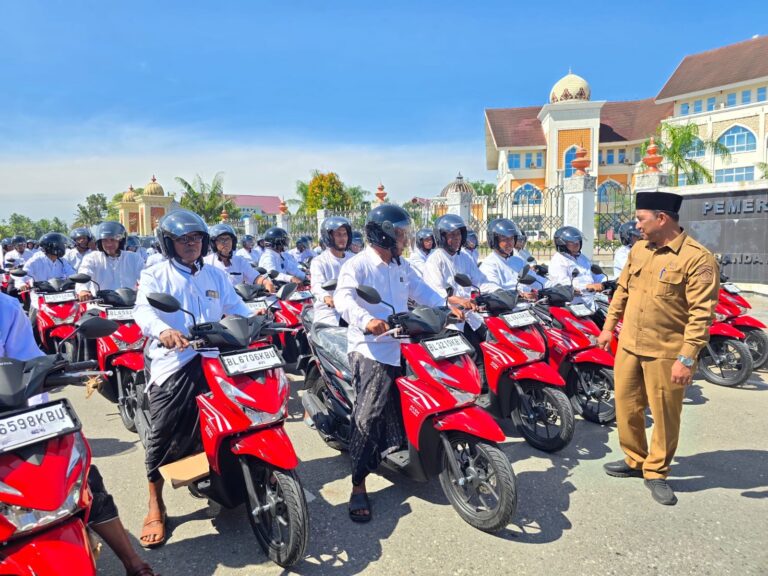 Kepala Dinas Syariat Islam Aceh Utara, Hadaini, meninjau imum gampong penerima motor dinas di Lhoksukon