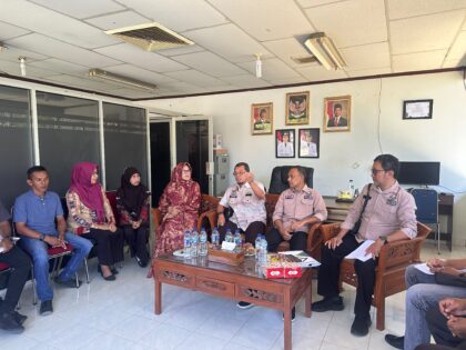 Tim Dinas Registrasi Kependudukan Aceh (DRKA) bersama Disdukcapil Aceh Utara mengikuti pembukaan kegiatan monitoring dan evaluasi pelayanan administrasi kependudukan sebelum pembagian kuesioner