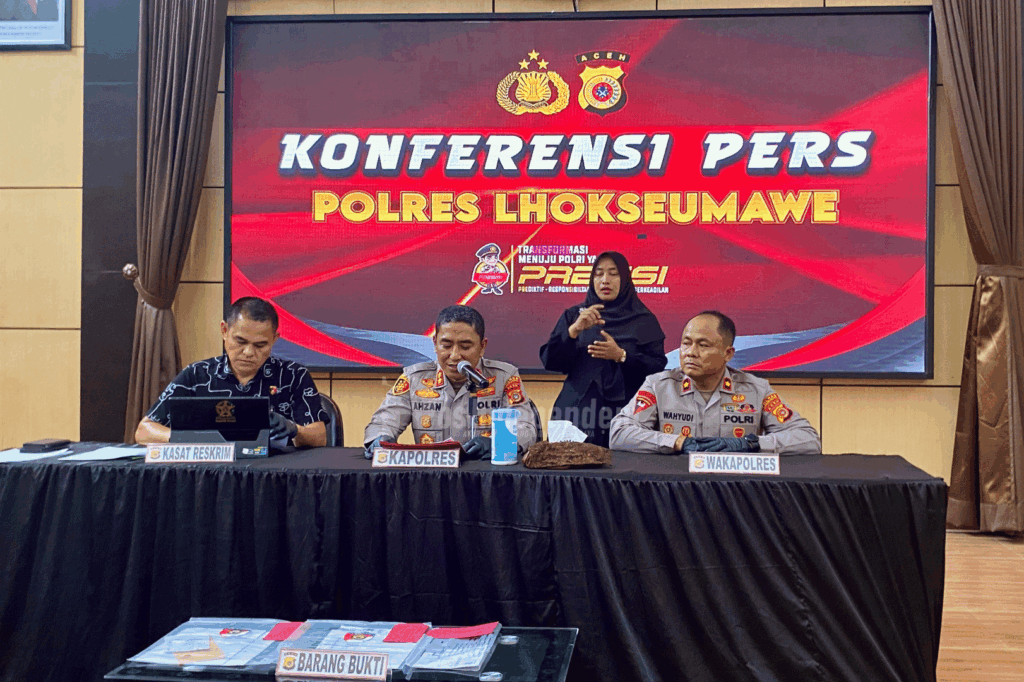 Aparat Kepolisian Menghadirkan Empat tersangka pelaku pencurian toko grosir pakaian di Lhokseumawe, saat berlangsung konfrensi pers di Polres Lhokseumawe, Aceh. Selasa (18/8/2026). Ke empat tersangka spesial pencurian toko SK (36), MHN (41), FZ (28), MD (43) itu berhasil ditangkap setelah membobol salah satu grosir pakaian dengan kerugian korban mencapai ratusan juta rupiah. POS INDEPENDEN/Rina.