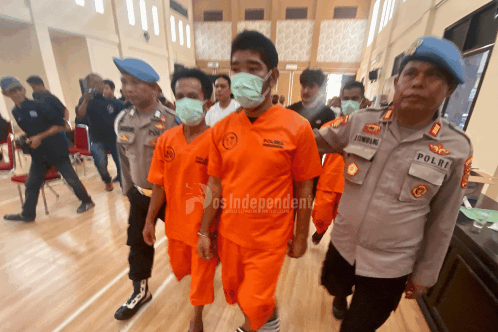 Aparat Kepolisian Menghadirkan Empat tersangka pelaku pencurian toko grosir pakaian di Lhokseumawe, saat berlangsung konfrensi pers di Polres Lhokseumawe, Aceh. Selasa (18/8/2026). Ke empat tersangka spesial pencurian toko SK (36), MHN (41), FZ (28), MD (43) itu berhasil ditangkap setelah membobol salah satu grosir pakaian dengan kerugian korban mencapai ratusan juta rupiah. POS INDEPENDEN/Rina.