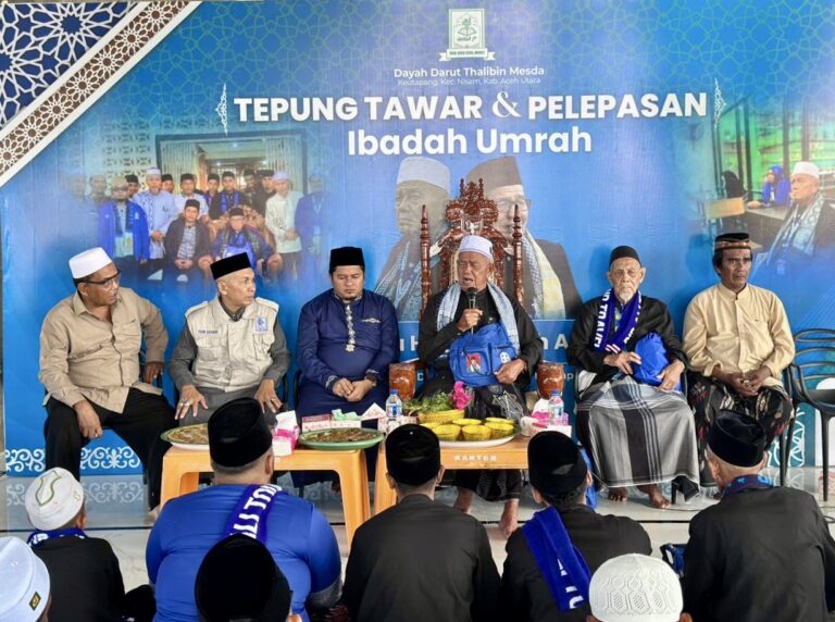 Abu Hasballah Nisam menyampaikan pesan kepada jamaah dan santri saat prosesi peusijuek keberangkatan Kloter 69 di Nisam, Aceh Utara