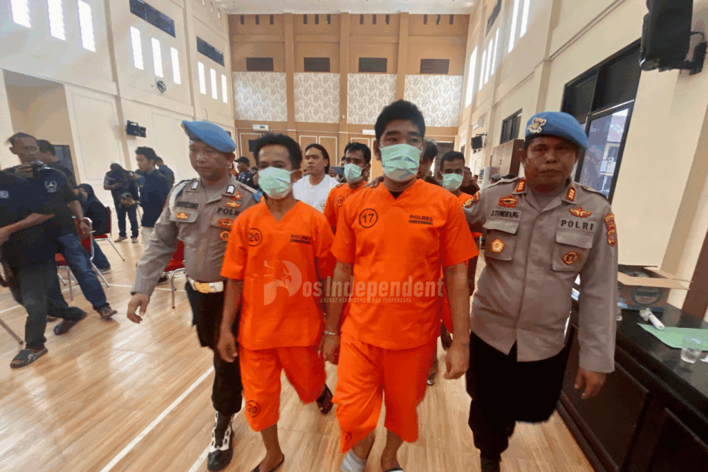 Aparat Kepolisian Menghadirkan Empat tersangka pelaku pencurian toko grosir pakaian di Lhokseumawe, saat berlangsung konfrensi pers di Polres Lhokseumawe, Aceh. Selasa (18/8/2026). Ke empat tersangka spesial pencurian toko SK (36), MHN (41), FZ (28), MD (43) itu berhasil ditangkap setelah membobol salah satu grosir pakaian dengan kerugian korban mencapai ratusan juta rupiah. POS INDEPENDEN/Rina.