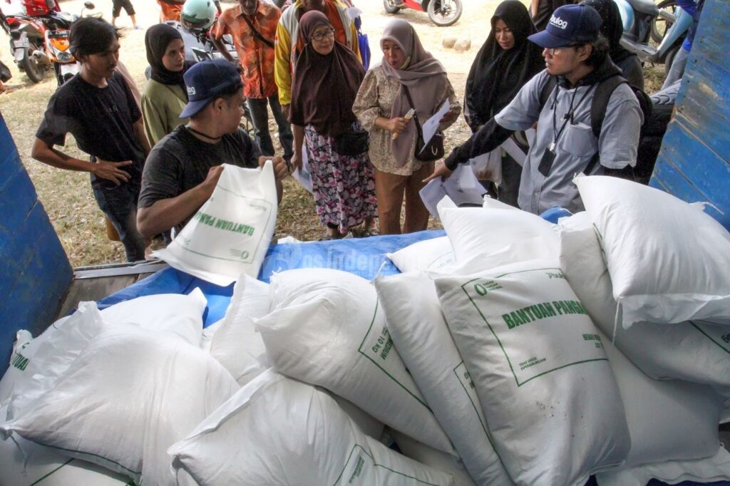 BERAS PANGAN BANTUAN PEMERINTAH: Warga membawa pulang beras bantuan pangan dari Pemerintah yang disalurkan di Desa Tumpok Tengoh, Kota Lhokseumawe, Provinsi Aceh, Senin (24/8/2026). Pemerintah melalui Perum Bulog menyalurkan sebanyak 682.110 ton beras bantuan periode Agustus dan September 2026 kepada 8000 keluarga penerima manfaat (KPM) dengan total 30 kilogram per penerima untuk membantu memenuhi kebutuhan pokok masyarakat berpenghasilan rendah dan upaya Pemerintah menekan inflasi daerah. POS INDEPENDENT/Mamex01