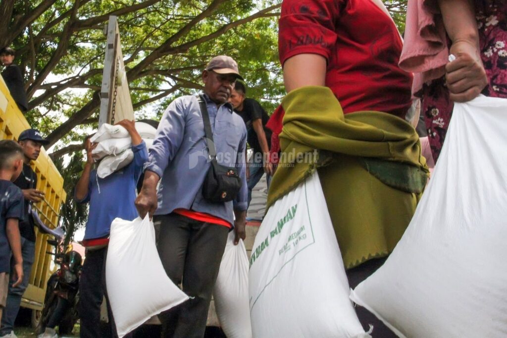 BERAS PANGAN BANTUAN PEMERINTAH: Warga antre untuk mendapatkan beras bantuan pangan dari Pemerintah yang disalurkan di Desa Tumpok Tengoh, Kota Lhokseumawe, Provinsi Aceh, Senin (24/8/2026). Pemerintah melalui Perum Bulog menyalurkan sebanyak 682.110 ton beras bantuan periode Agustus dan September 2026 kepada 8000 keluarga penerima manfaat (KPM) dengan total 30 kilogram per penerima untuk membantu memenuhi kebutuhan pokok masyarakat berpenghasilan rendah dan upaya Pemerintah menekan inflasi daerah. POS INDEPENDENT/Mamex01
