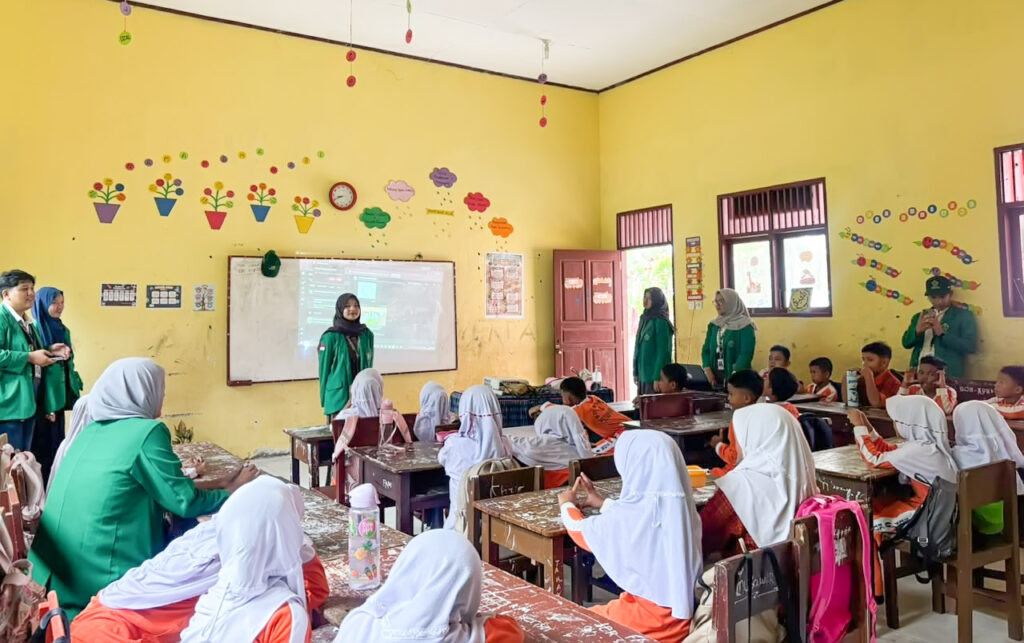 Mahasiswa KKN Unimal mengajarkan pertolongan pertama kepada siswa SDN 6 Kuta Makmur