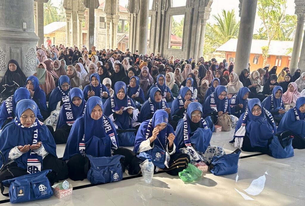 55 jamaah umrah Kloter 69 PT Bir Ali Tour and Travel mengikuti pelepasan di Dayah Abu Hasballah Nisam, Aceh Utara, sebelum terbang langsung ke Madinah