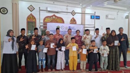 Islamic Relief Indonesia bersama Baitul Mal Lhokseumawe resmi memperluas jangkauan Program Sponsorship Anak Yatim ke Kota Lhokseumawe, Aceh. Ditandai dengan penyerahan sembilan buku rekening tabungan kepada anak yatim di Kecamatan Blang Mangat, Rabu (12/8/2026). Foto: Dok Ist.