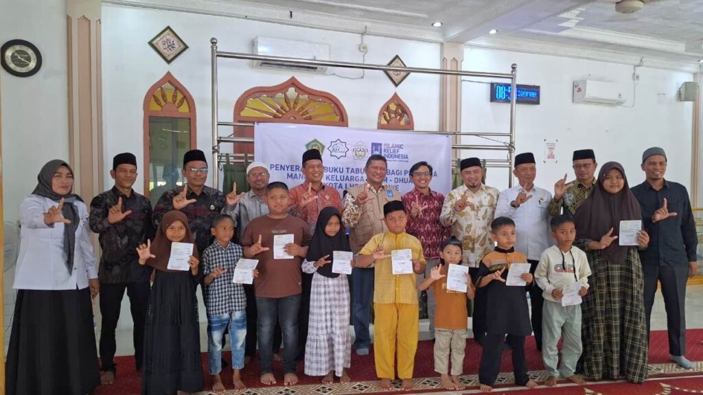 Islamic Relief Indonesia bersama Baitul Mal Lhokseumawe resmi memperluas jangkauan Program Sponsorship Anak Yatim ke Kota Lhokseumawe, Aceh. Ditandai dengan penyerahan sembilan buku rekening tabungan kepada anak yatim di Kecamatan Blang Mangat, Rabu (12/8/2026). Foto: Dok Ist.
