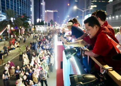 Menpora Erick Thohir mengikuti Karnaval Bersatu Harmoni Nusantara bersama atlet Indonesia