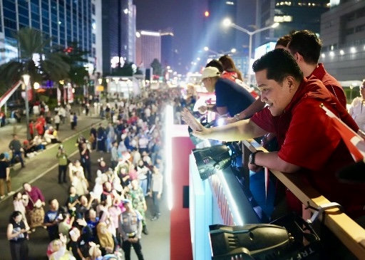 Menpora Erick Thohir mengikuti Karnaval Bersatu Harmoni Nusantara bersama atlet Indonesia