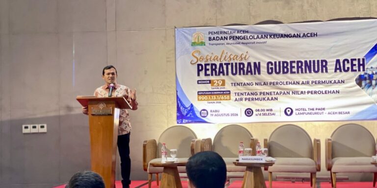 Wagub Aceh Fadhlullah memberikan sambutan pada sosialisasi Nilai Perolehan Air Permukaan di Aceh Besar