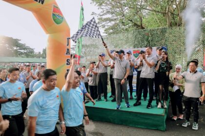 Gubernur Lampung Rahmat Mirzani Djausal mengikuti Gerak Jalan Sehat HUT ke-1 Kodam XXI Radin Inten di Bandar Lampung