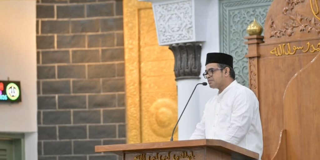 Plt Sekda Aceh Taufik membacakan sambutan Gubernur Aceh pada Maulid Nabi 1448 H di Masjid Raya Baiturrahman