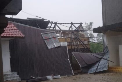 Rumah rusak diterjang angin kencang