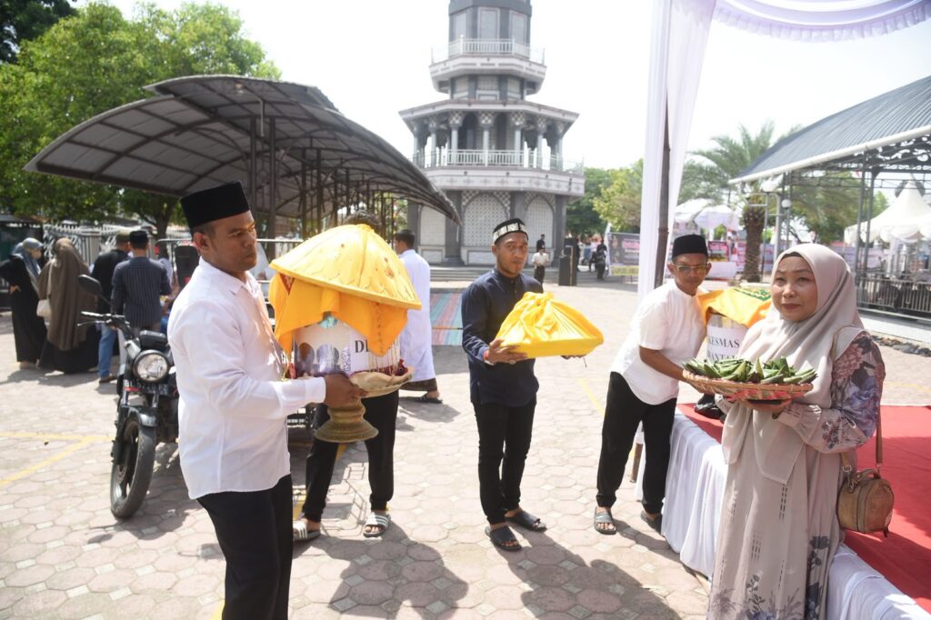 Warga membawa makanan di Maulid Raya, Masjid Agung Bujang Salim, Aceh Utara.