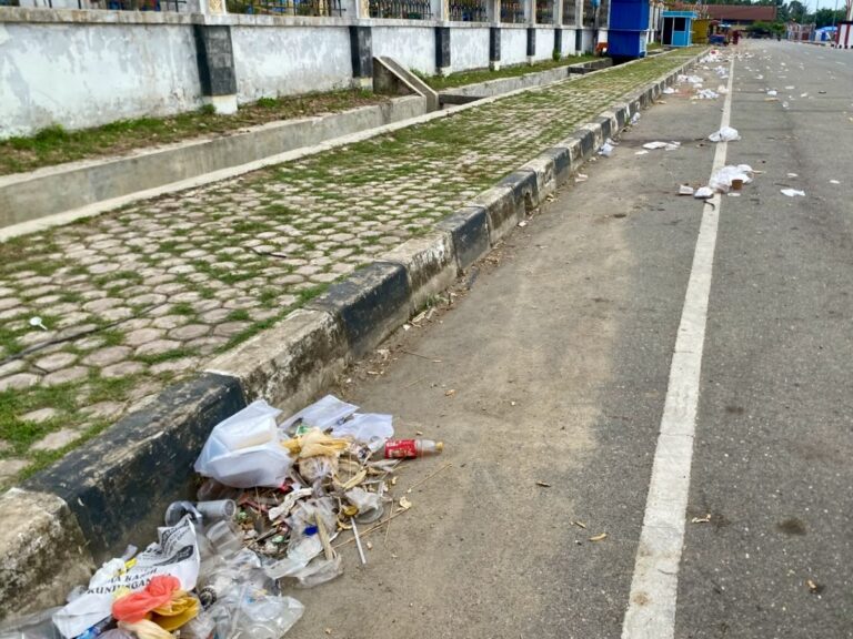 Sampah berserakan di lokasi Milad ke-800 Samudera Pasai di Landeng Aceh Utara