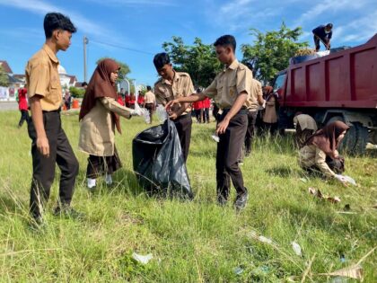 Pelajar Aceh Utara memungut sampah di area Milad ke-800 Samudera Pasai