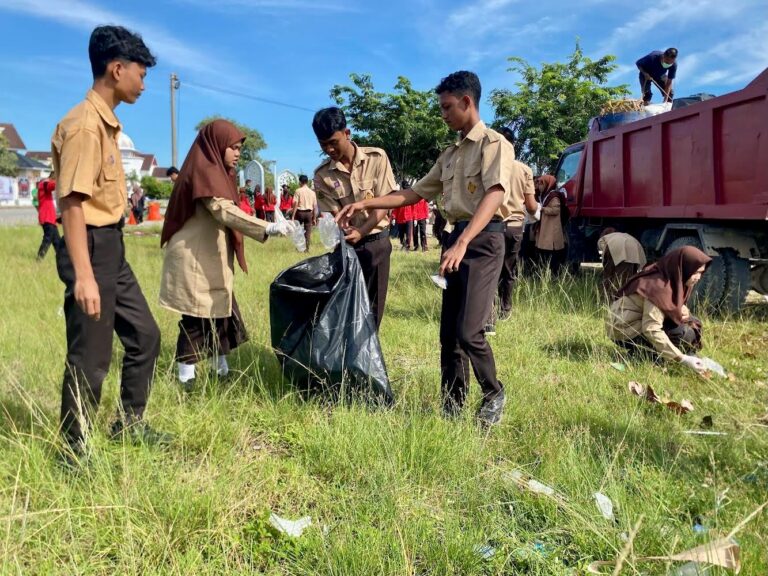 Pelajar Aceh Utara memungut sampah di area Milad ke-800 Samudera Pasai