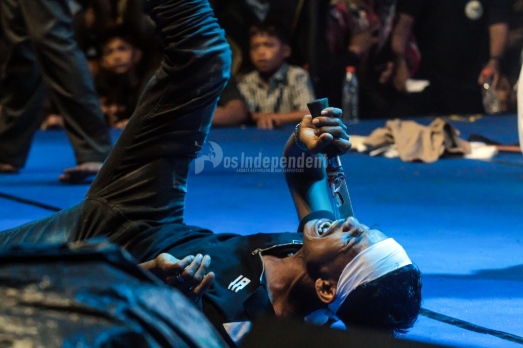 Seniman memperagakan atraksi kebal senjata tajam dalam seni Rapai Debus di Landeng Aceh Utara.