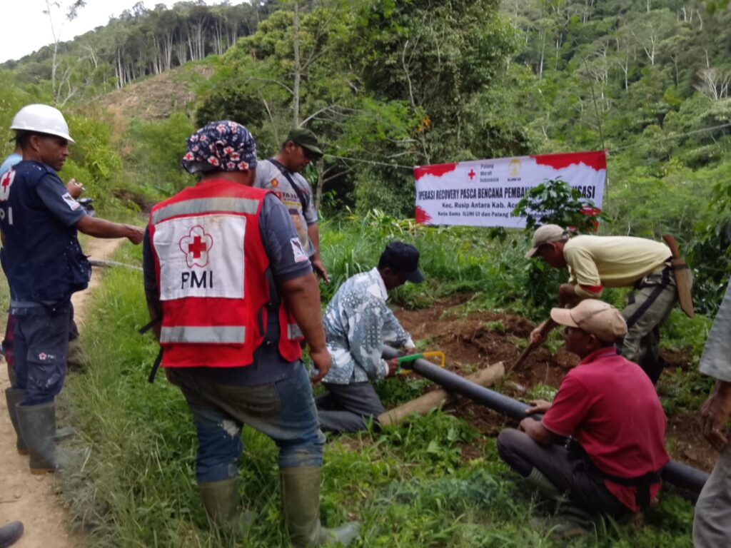 Relawan PMI Aceh memasang jaringan pipa air di salah satu lokasi terdampak bencana di Kabupaten Aceh Tengah, sebagai bagian dari program pemulihan akses air bersih pascabencana. Rabu, 02 September 2026. Foto: Dok Ist