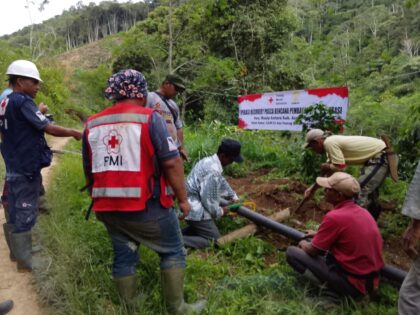 Relawan PMI Aceh memasang jaringan pipa air di salah satu lokasi terdampak bencana di Kabupaten Aceh Tengah, sebagai bagian dari program pemulihan akses air bersih pascabencana. Rabu, 02 September 2026. Foto: Dok Ist