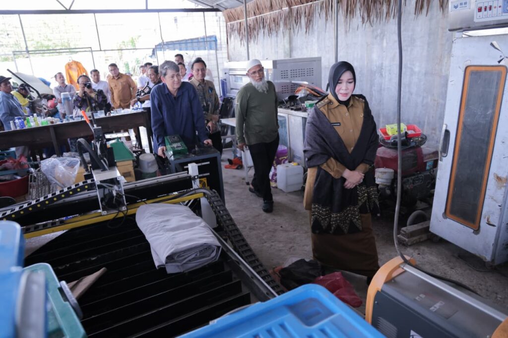 Wali Kota Banda Aceh Illiza meninjau pengolahan sampah di KamiKita Community Center
