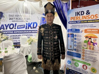 Kadis Disdukcapil Aceh Utara Safrizal berdiri di depan stan layanan aktivasi IKD pada Milad ke-800 Samudera Pasai.