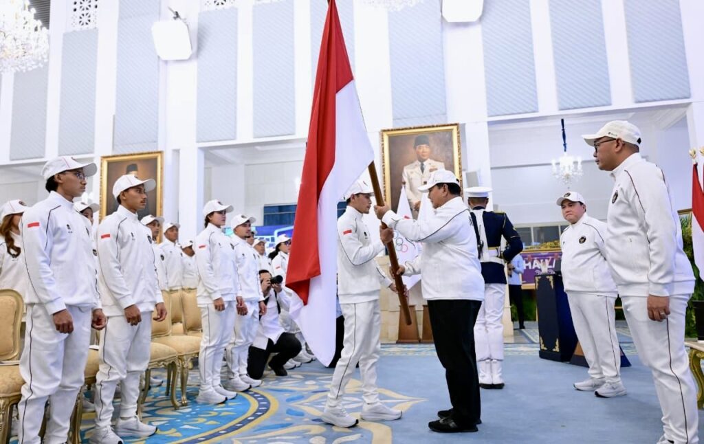 Presiden Prabowo menyerahkan bendera kepada kontingen Indonesia Asian Games 2026.