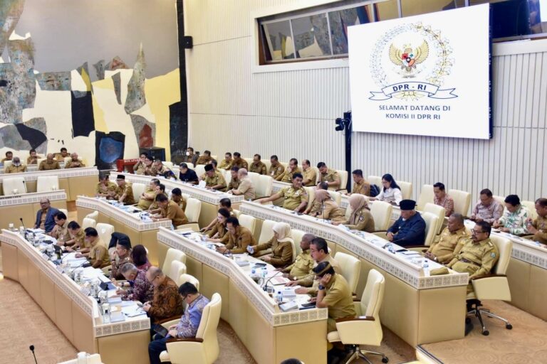 Gubernur Lampung Rahmat Mirzani Djausal saat RDP Komisi II DPR RI membahas HGU dan konflik agraria