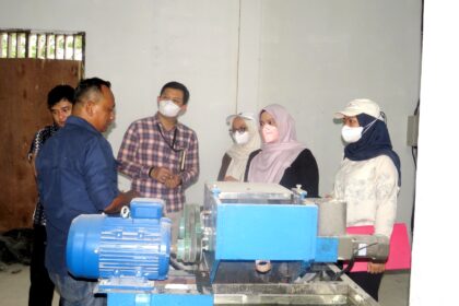 BPK Aceh lakukan pemeriksaan lapangan terhadap fasilitas dan mesin pengolahan sampah di TPA Gampong Alue Lim, Kecamatan Blang Mangat, Kota Lhokseumawe, Jumat (18/9/2026). Foto: Dok Ist