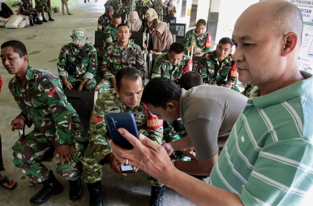 Kepala Disdukcapil Aceh Utara sosialisasi aktivasi IKD saat pelayanan Babinsa di Lhoksukon