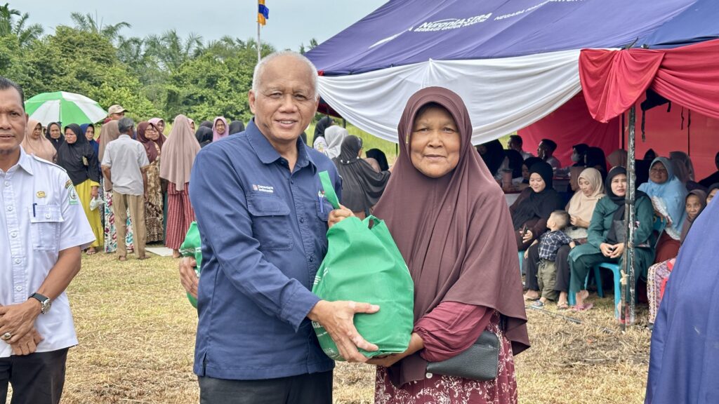 Penyerahan paket sembako bersubsidi PT Agrinas Palma Nusantara kepada warga di Seruway Aceh Tamiang