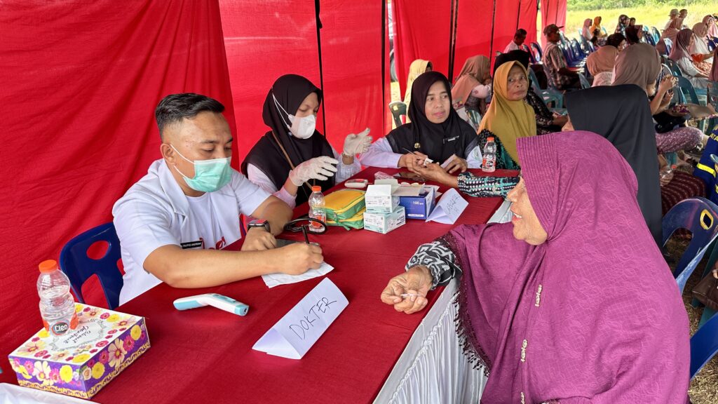 Petugas melakukan pemeriksaan kesehatan gratis bagi warga dalam kegiatan TJSL Agrinas di Seruway Aceh Tamiang