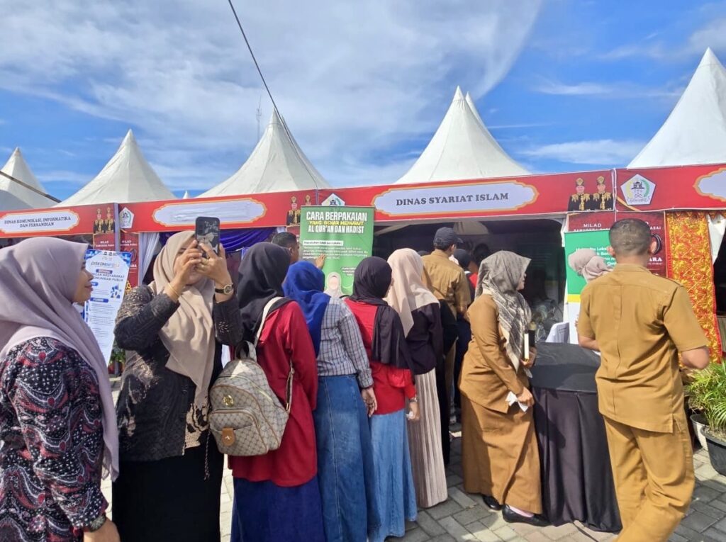 Warga antre mendapatkan Al-Qur’an gratis di stand DSI Aceh Utara saat Milad ke-800 Samudera Pasai.
