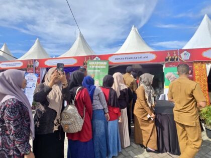 Warga antre mendapatkan Al-Qur’an gratis di stand DSI Aceh Utara saat Milad ke-800 Samudera Pasai.