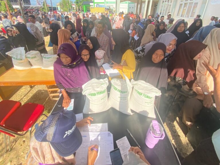 Warga antre menerima bantuan pangan beras di Kantor Camat Samudera Aceh Utara