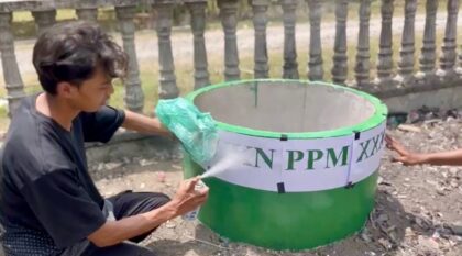 Mahasiswa KKN-PPM Kelompok 21 Universitas Malikussaleh mengecat tong sampah berbahan cincin sumur di Desa Meunasah Krueng, Kecamatan Nisam, Aceh Utara, sebelum ditempatkan di sejumlah titik desa.