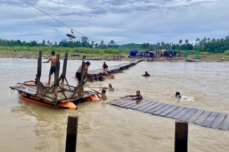 Warga memperbaiki jembatan kayu darurat pascabanjir di Kecamatan Sawang, Aceh Utara