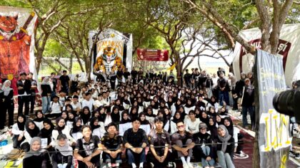 Kegiatan Meuraka diikuti sekitar 150 mahasiswa baru tersebut berlangsung di Pantai Ujong Bate, Lhokseumawe, Sabtu (3/10/2026). Foto: Dok Himako UM
