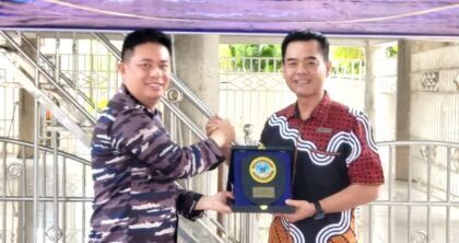 Lanal Lhokseumawe bersama Mubadala Energy menggelar bakti sosial berupa layanan kesehatan gratis dan penyaluran bantuan sembako bagi warga Blang Naleung Mameh, Kecamatan Muara Satu, Lhokseumawe. Rabu (7/10/2026), Foto: Dok Agus Salim