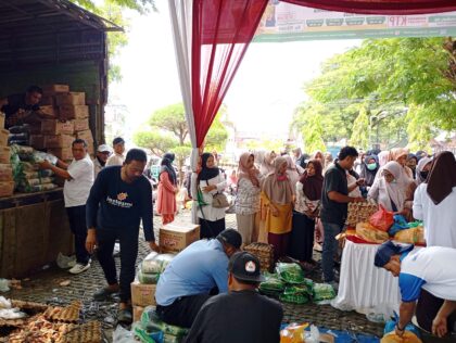 Dinas Pangan Aceh menggelar kegiatan pasar murah serentak dengan tema Gerakan Pangan Murah Serentak. Kegiatan ini berlangsung di pekarangan Masjid Islamic Center Lhokseumawe, Kamis (22/10/2026). Foto: Dok Ist Pos Independent