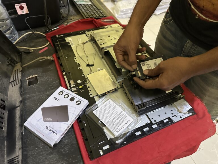 Proses pemasangan SSD 2,5 inci pada komputer All-in-One